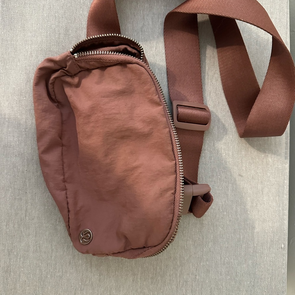 Lululemon mauve belt bag